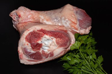 Derisi olan hindi budu. Yeşillikli organik hindi eti.