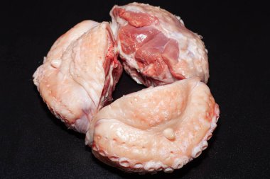 Pastırmalı hindi parçaları. Yeşillikli organik hindi eti.