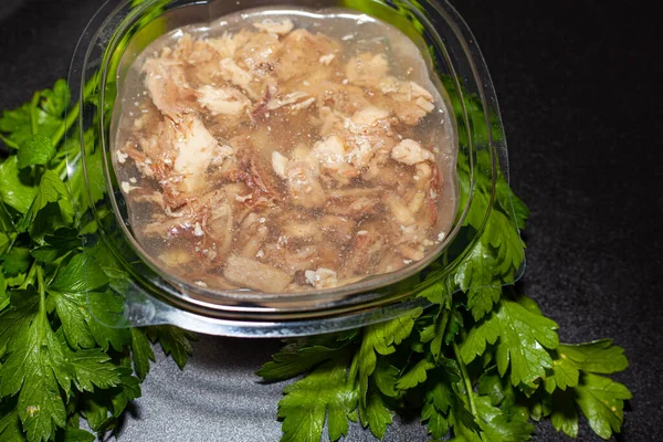 Kalkun Dalam Jelly Daging Dingin Dengan Herbal Dan Rempah Rempah — Stok Foto
