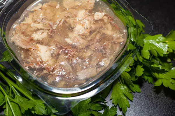 Kalkun Dalam Jelly Daging Dingin Dengan Herbal Dan Rempah Rempah — Stok Foto