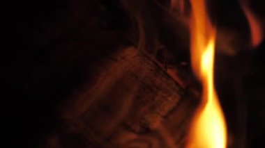 Şöminede odun yanıyor. Ateş yavaş yavaş yanıyor.