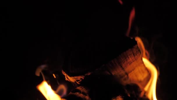 暖炉で薪が燃える 火はゆっくり燃える — ストック動画