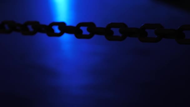 洛根被禁止进入这个世界 在科维德期间不允许有任何行动 黑暗中的锁链 有灯光的机器 — 图库视频影像