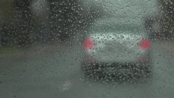 雨滴で車のフロントガラスを運転 — ストック動画