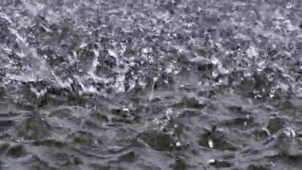 Egy Esőcseppekkel Teli Vihar Zuhan Vízbe Elöntött Utcák Vízzel — Stock videók