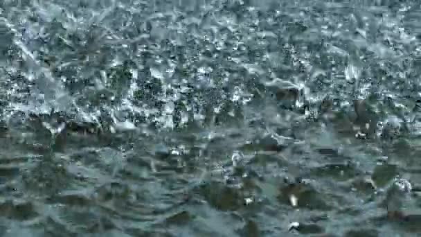 Uma Tempestade Com Gotas Chuva Cai Água Ruas Inundadas Com — Vídeo de Stock