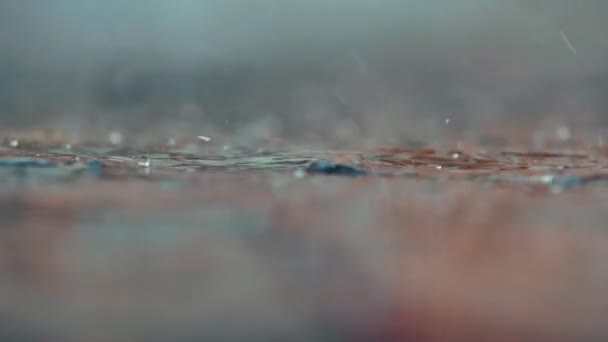 Egy Esőcseppekkel Teli Vihar Zuhan Vízbe Elöntött Utcák Vízzel — Stock videók