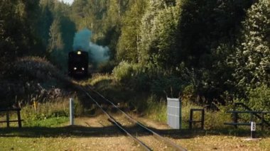 Eski tren raylarda seyahat eder. Letonya 'daki tarihi tren