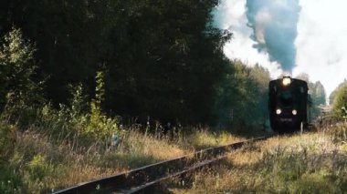 Eski tren raylarda seyahat eder. Letonya 'daki tarihi tren