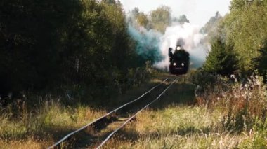 Eski tren raylarda seyahat eder. Letonya 'daki tarihi tren