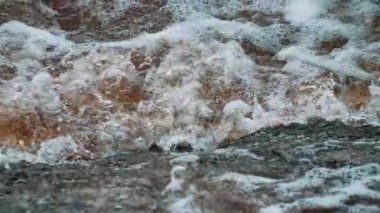 Nehrin karanlık suları. Sonbahar yağmurunun karanlık suları nehirleri sular altında bırakır. Şiddetli yağmurdan dolayı yağmur mevsiminde yol taşkınları