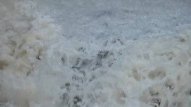 Kirli köpüklü su nehre giriyor. Çevre ve su kirliliği. Ekolojik su felaketi