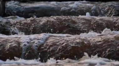 Letonya 'da balık yumurtlama rotası. İnsanlar alabalık için bir yumurtlama nehri inşa ettiler. Yapay bir nehir için büyük bir dere.
