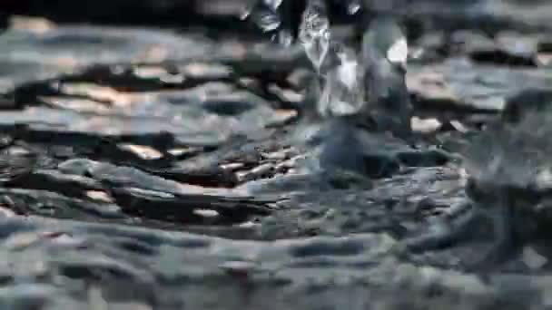 Pioggia Autunnale Gocce Acqua Scure Cadono Una Grande Pozzanghera Sull — Video Stock