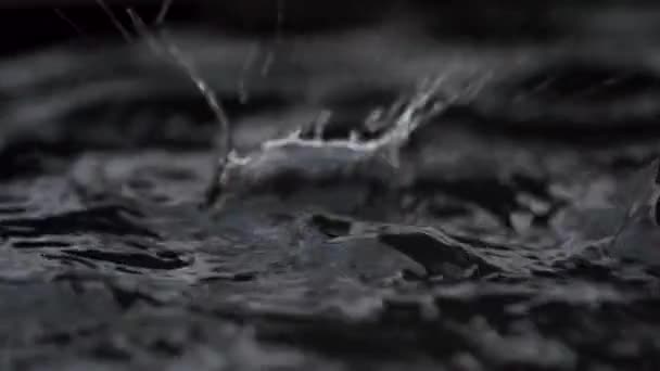 秋の雨の暗い水をドロップアスファルトの上に大きな水たまりに落ち 通りの洪水 大雨のために雨季に道路の洪水 暗い海 — ストック動画