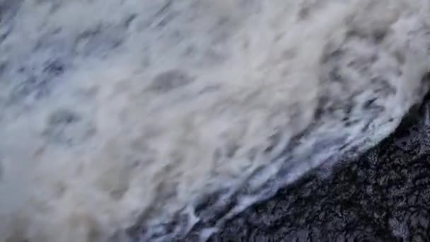 Flodens Mörka Vatten Höstregnets Mörka Vatten Översvämmar Floderna Vägöversvämningar Den — Stockvideo