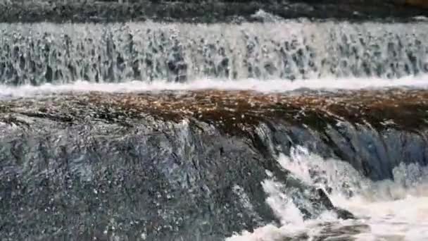 Temné Vody Řeky Temné Vody Podzimního Deště Zaplavují Řeky Silniční — Stock video