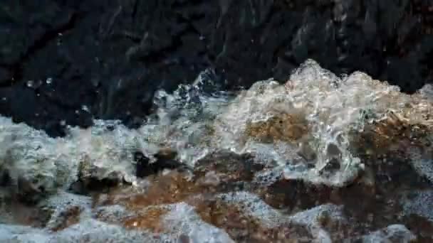 川の暗い水 秋の雨の暗い水が川を氾濫させる 大雨による雨季の道路洪水 — ストック動画