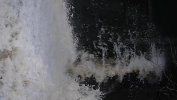 汚い輝く水が川に入る 環境汚染と水質汚染 生態系の水災害 — ストック動画