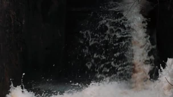 Acqua Frizzante Sporca Entra Nel Fiume Inquinamento Ambientale Idrico Disastro — Video Stock