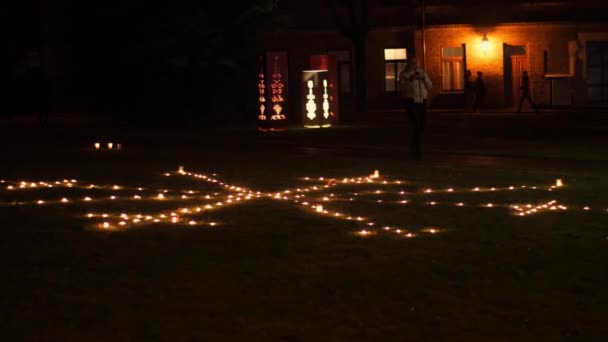 Vengono Accese Candele Commemorative Commemorative Fiamme Candela Bruciano Nel Cimitero — Video Stock