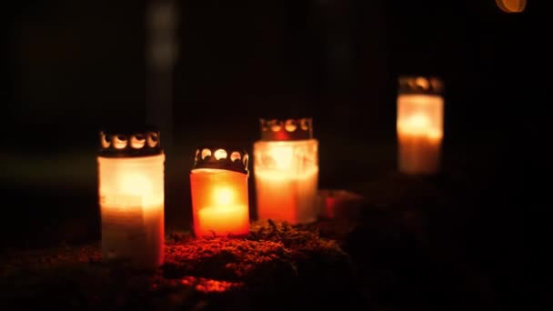 Gedenk Und Gedenkkerzen Werden Entzündet Kerzenflammen Brennen Auf Dem Friedhof — Stockvideo