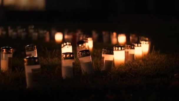 記念と記念のろうそくが灯されます 墓地のろうそくの炎 — ストック動画