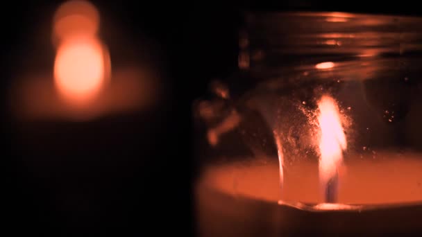 点燃了纪念和纪念蜡烛 坟场的烛焰熊熊燃烧 — 图库视频影像