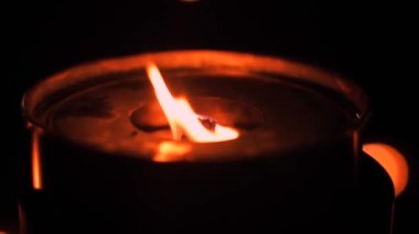 Anma ve hatıra mumları yakılır. Mumlar mezarlıkta yanar.