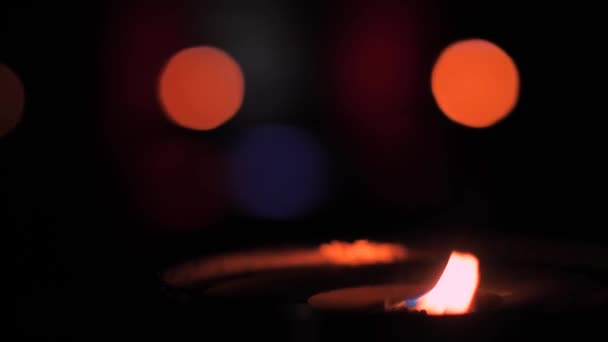 記念と記念のろうそくが灯されます 墓地のろうそくの炎 — ストック動画