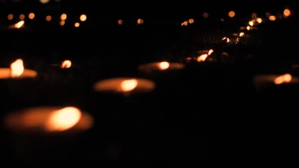 Αναμνηστικά Και Αναμνηστικά Κεριά Είναι Αναμμένα Φλόγες Του Κεριού Καίγονται — Αρχείο Βίντεο