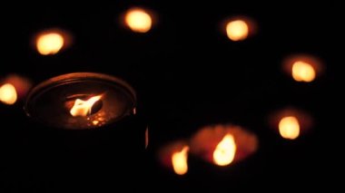 Anma ve hatıra mumları yakılır. Mumlar mezarlıkta yanar.