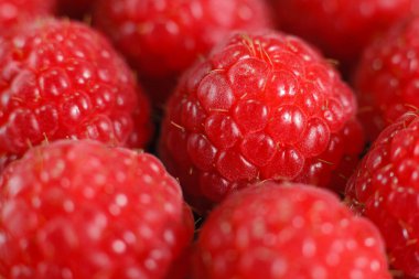 Lezzetli temizlenmiş ahududu yığını. Tatlı ahududular bahçede yetişir.