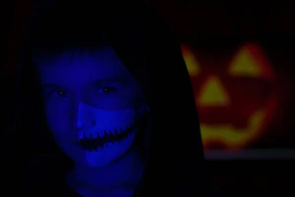 Niño Con Una Máscara Halloween Oscuridad Enfoque Suave Cara — Foto de Stock
