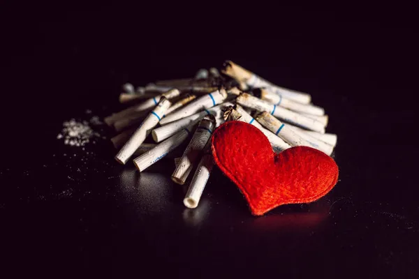 Kırmızı Kalpli Sigara Yığını Sapları Sigara Izmaritleri Sağlık Konsepti Yavaşça — Stok fotoğraf
