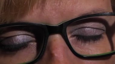 Gözlüklü, yorgun gözlü bir kadın. Yorgunluk, aşırı yüklenme, göz ağrısı konsepti. Depresyon gözlerde görünür.