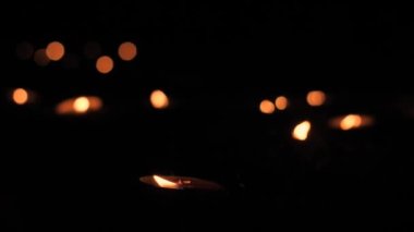 Mumlu Anma Günü. Anma mumları yanıyor. Mumlar mezarlıkta yanar..