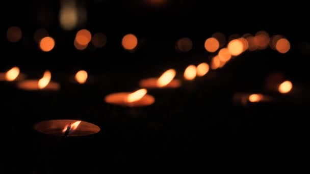 Emléknap Gyertyákkal Meggyújtották Emlékgyertyákat Gyertyafény Temetőben — Stock videók