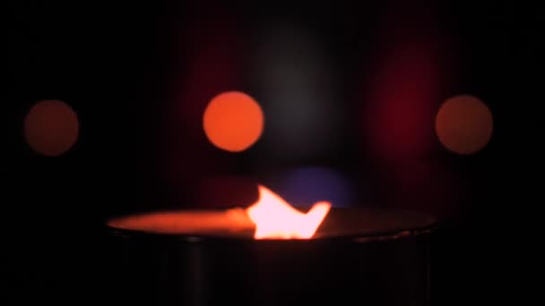 点燃了纪念和纪念蜡烛 坟场的烛焰熊熊燃烧 — 图库视频影像