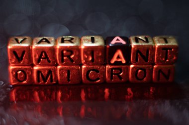 SARS-CoV-2 Coronavirus Varyant Omicron. OMICRON ismi ortaya çıktı. Kırmızı ve siyah arkaplan.