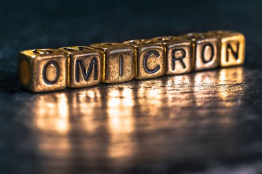 SARS-CoV-2 Coronavirus Varyant Omicron. OMICRON ismi ortaya çıktı. Kırmızı ve siyah arkaplan.