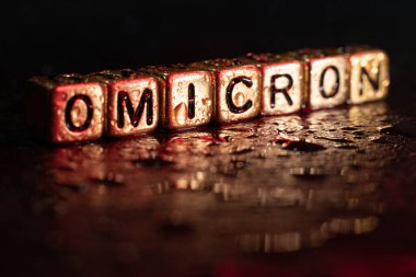 SARS-CoV-2 Coronavirus Varyant Omicron. OMICRON ismi ortaya çıktı. Kırmızı ve siyah arkaplan.