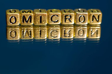 SARS-CoV-2 Coronavirus Varyant Omicron. OMICRON ismi ortaya çıktı. Kırmızı ve siyah arkaplan.