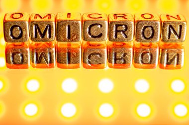 SARS-CoV-2 Coronavirus Varyant Omicron. OMICRON ismi ortaya çıktı. Kırmızı ve siyah arkaplan.