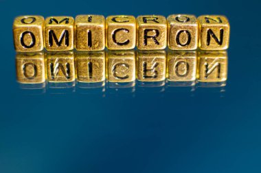 SARS-CoV-2 Coronavirus Varyant Omicron. OMICRON ismi ortaya çıktı. Kırmızı ve siyah arkaplan.