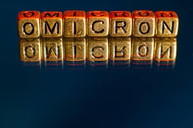 SARS-CoV-2 Coronavirus Varyant Omicron. OMICRON ismi ortaya çıktı. Kırmızı ve siyah arkaplan.