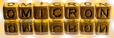 SARS-CoV-2 Coronavirus Varyant Omicron. OMICRON ismi ortaya çıktı. Kırmızı ve siyah arkaplan.