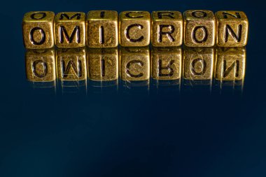 SARS-CoV-2 Coronavirus Varyant Omicron. OMICRON ismi ortaya çıktı. Kırmızı ve siyah arkaplan.