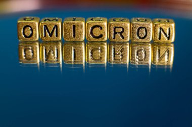 SARS-CoV-2 Coronavirus Varyant Omicron. OMICRON ismi ortaya çıktı. Kırmızı ve siyah arkaplan.