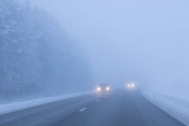 Akşamları sisli yol. Kış asfalt yolu bulanıklaştı. Bulanık fotoğraf